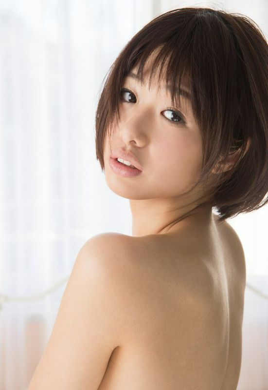 川上奈々美、キュートな笑顔のスレンダー美女が一生悬命