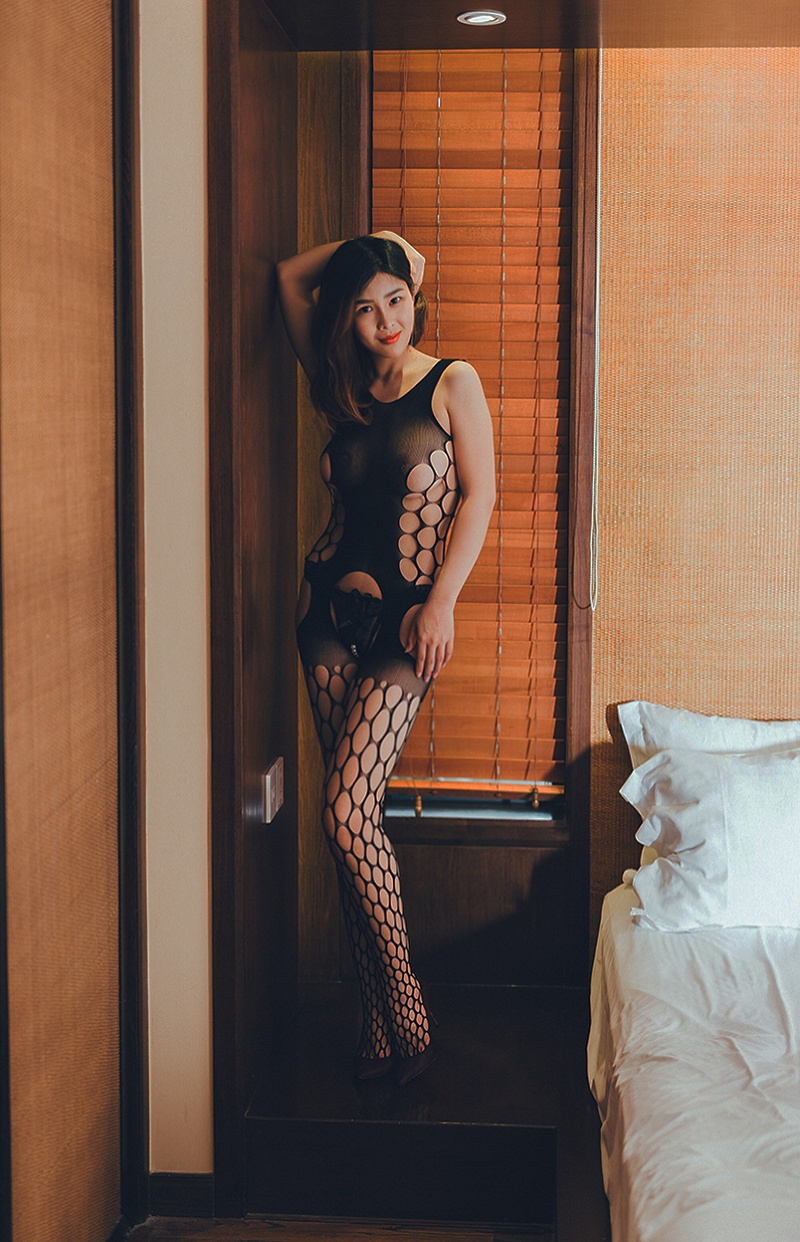 微博红人闫盼盼pandora最新军装加蛇纹制服性感写真34P