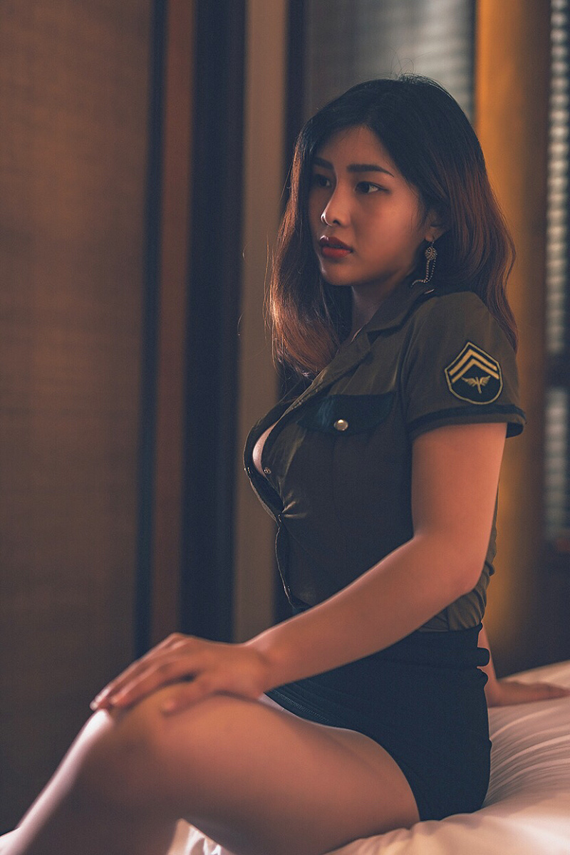 微博红人闫盼盼pandora最新军装加蛇纹制服性感写真34P