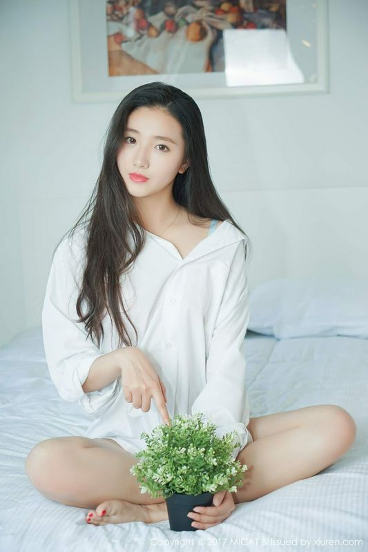 性感美人画画诱人雪白长腿好性感