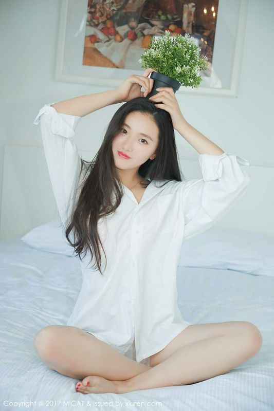 性感美人画画诱人雪白长腿好性感