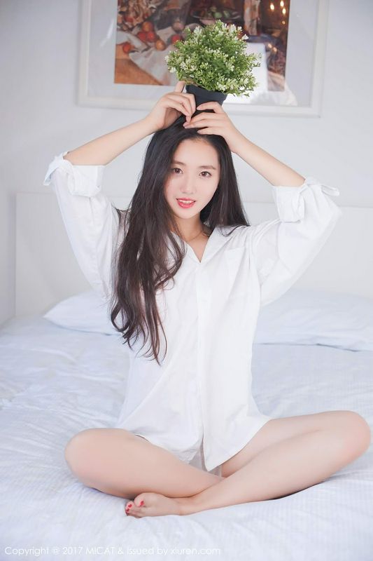 性感美人画画诱人雪白长腿好性感