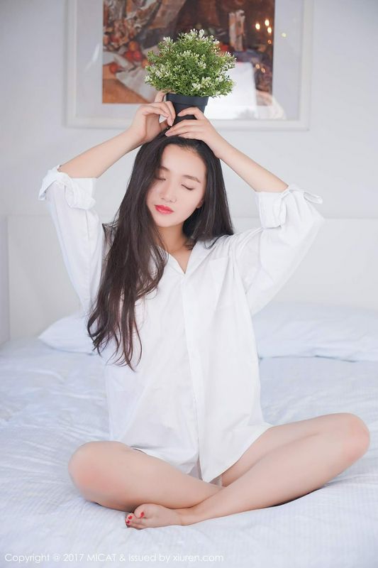 性感美人画画诱人雪白长腿好性感