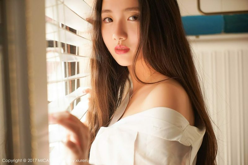 性感美人画画诱人雪白长腿好性感