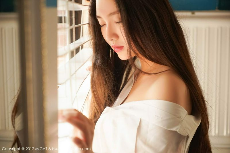 性感美人画画诱人雪白长腿好性感