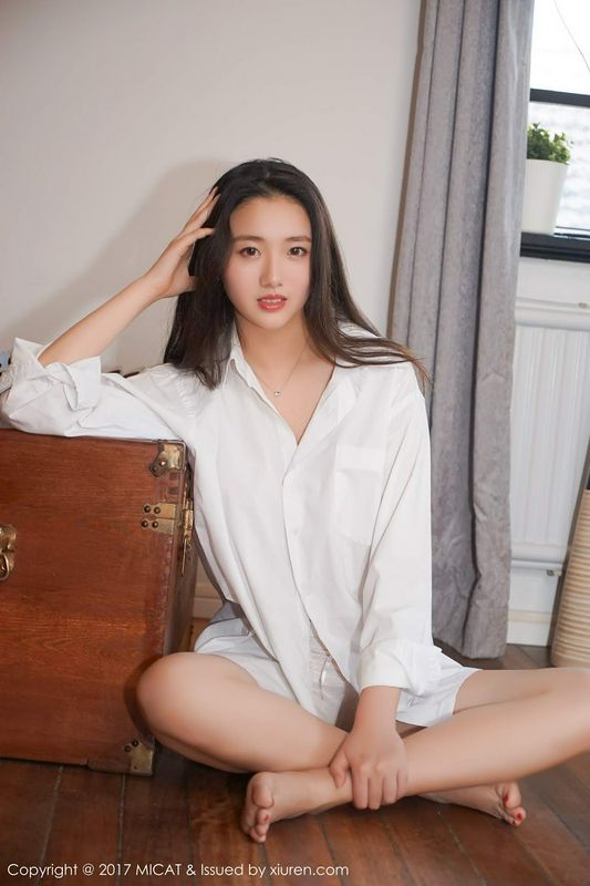 性感美人画画诱人雪白长腿好性感