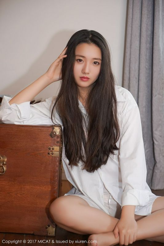 性感美人画画诱人雪白长腿好性感