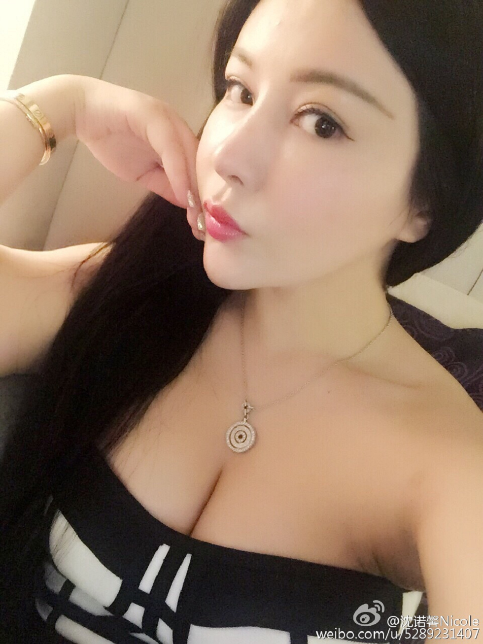 美女嫩模沈诺馨性感S曲线完美身材喷血微博海量写真225P