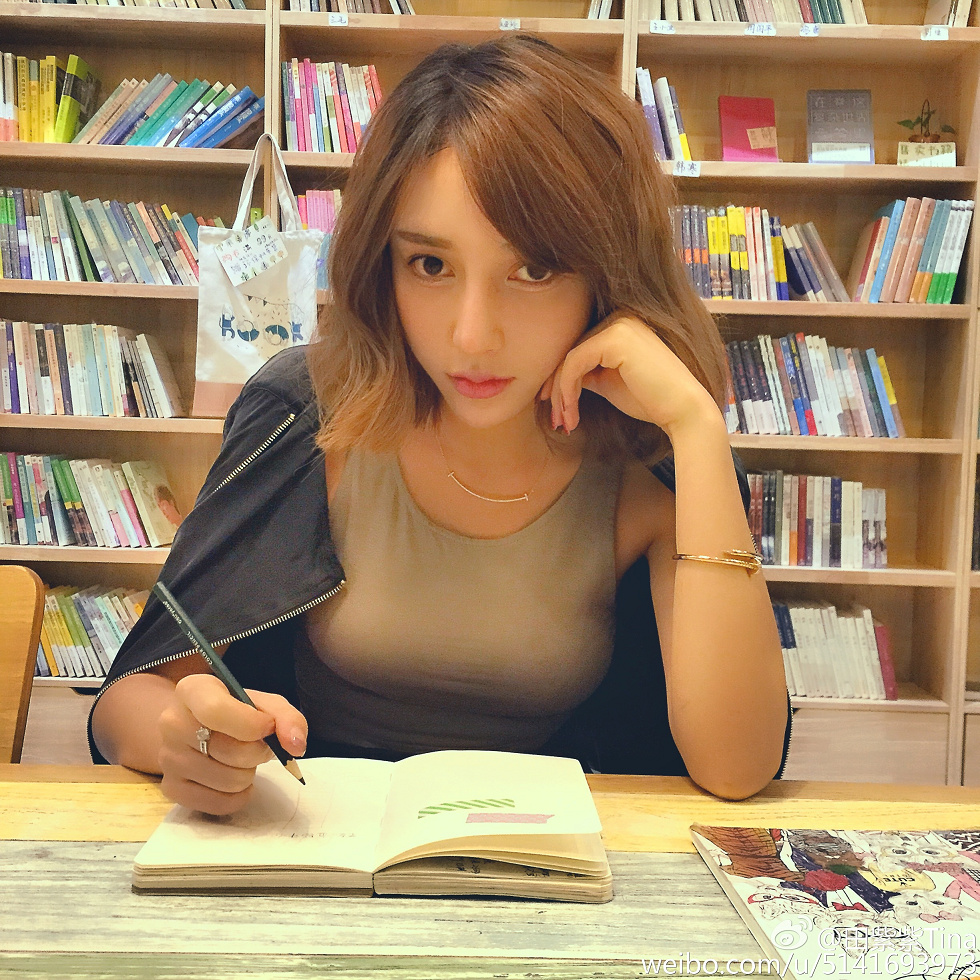 最豪车模田紫紫大胆生活写真秀微博海量写真240P