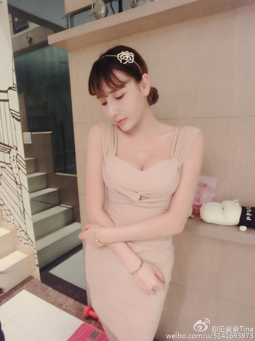 最豪车模田紫紫大胆生活写真秀微博海量写真240P