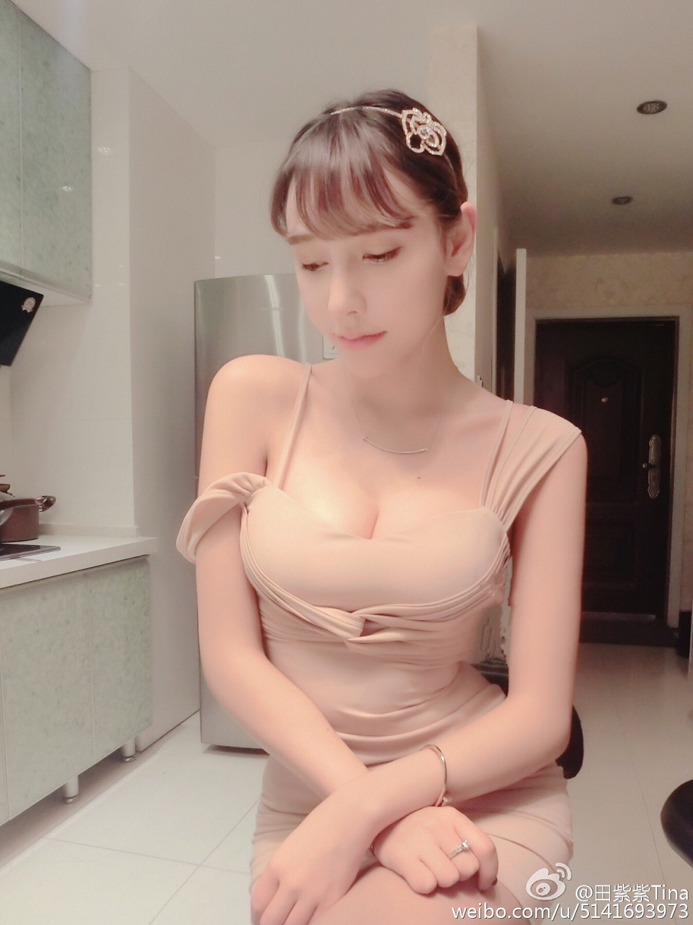 最豪车模田紫紫大胆生活写真秀微博海量写真240P