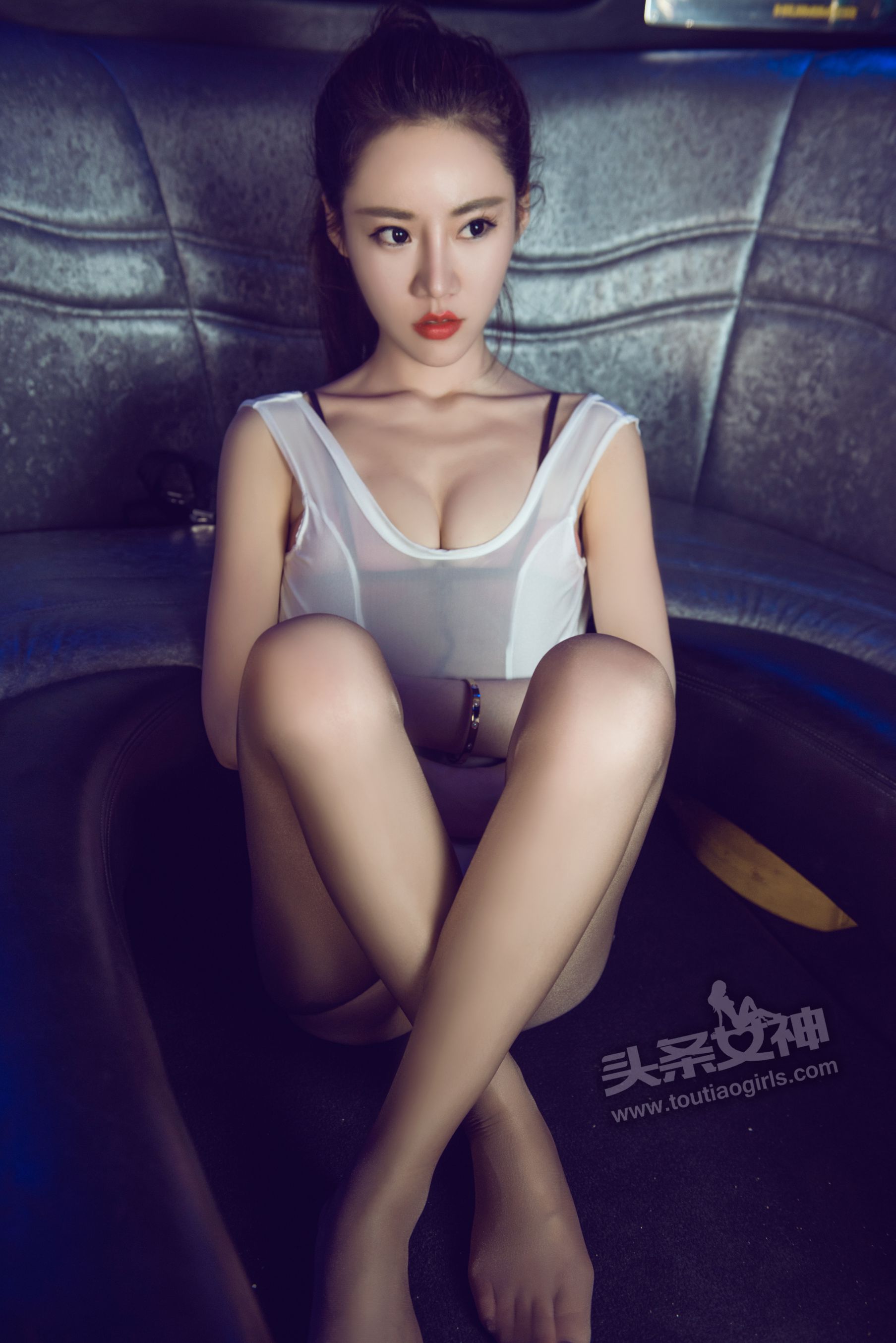 樊安妮《白高叉泳衣 完全紧缚》 [头条女神] 写真集