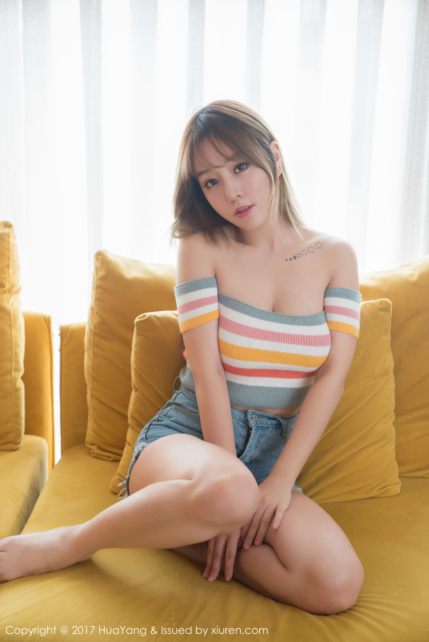 王雨纯《牛仔短裤、蕾丝内衣和护士装》 [花漾HuaYang] VOL.002 写真集