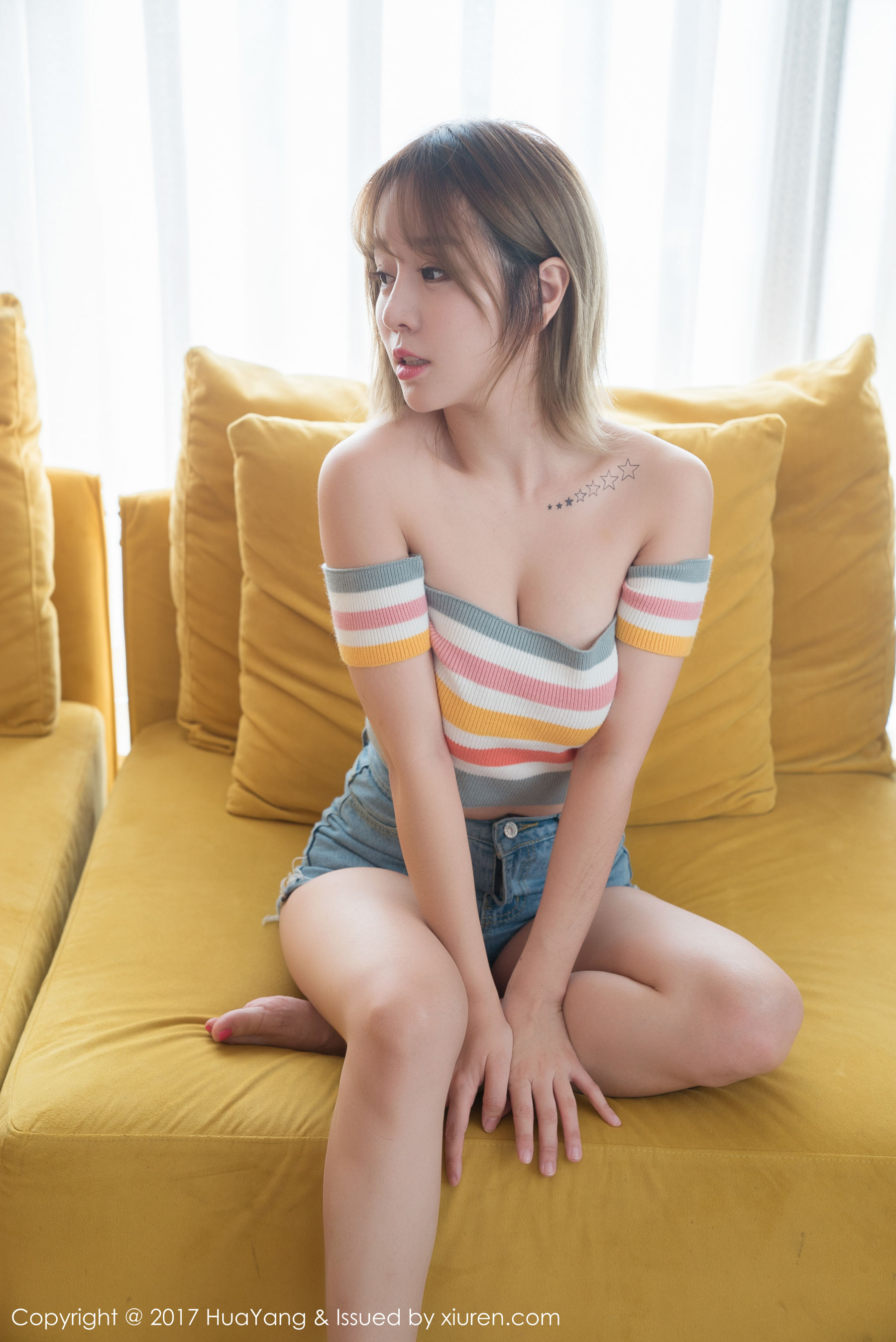 王雨纯《牛仔短裤、蕾丝内衣和护士装》 [花漾HuaYang] VOL.002 写真集