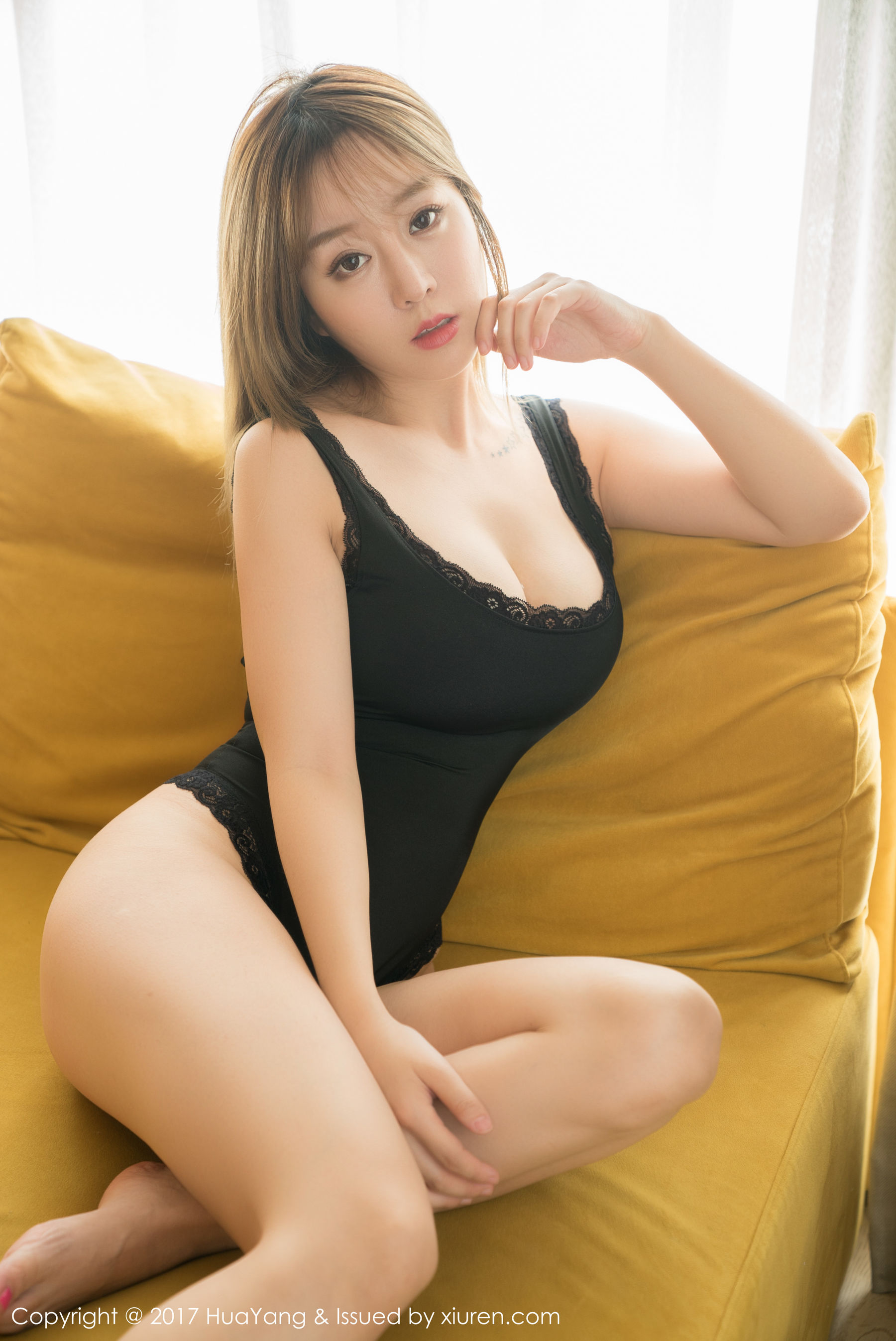 王雨纯《牛仔短裤、蕾丝内衣和护士装》 [花漾HuaYang] VOL.002 写真集