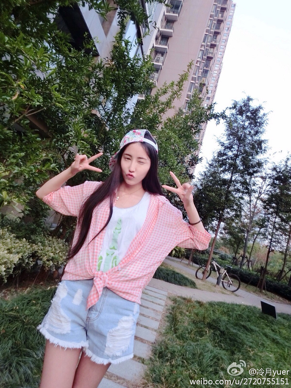 性感尤物乳神伍月yuer海量微博生活写真秀150P