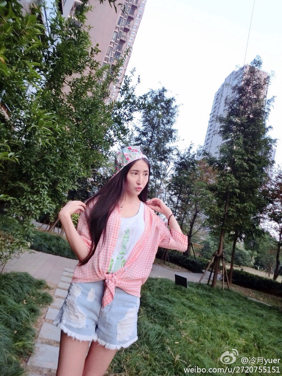 性感尤物乳神伍月yuer海量微博生活写真秀150P