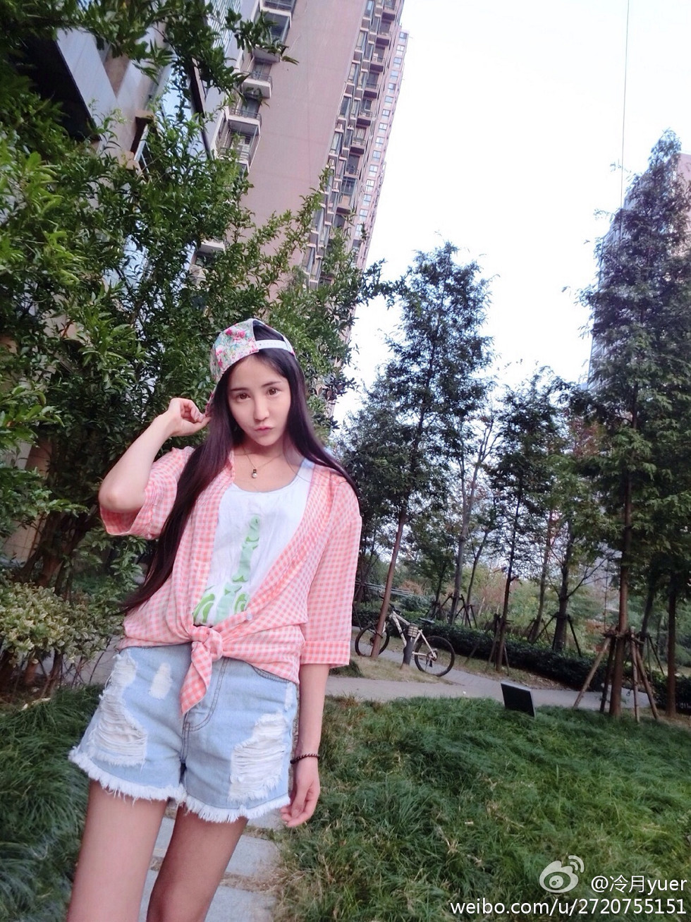 性感尤物乳神伍月yuer海量微博生活写真秀150P