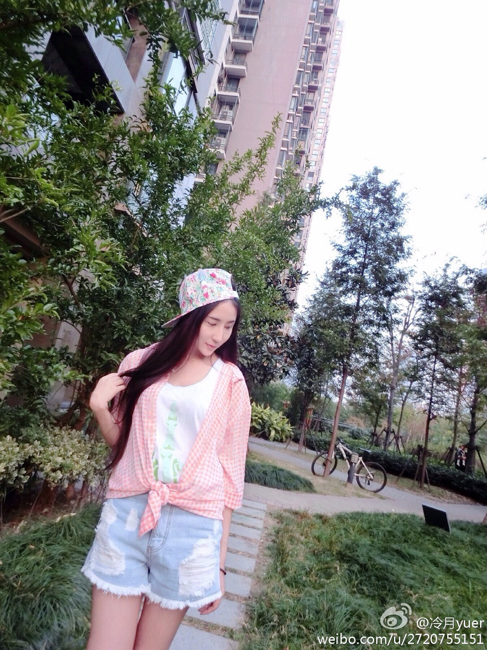 性感尤物乳神伍月yuer海量微博生活写真秀150P