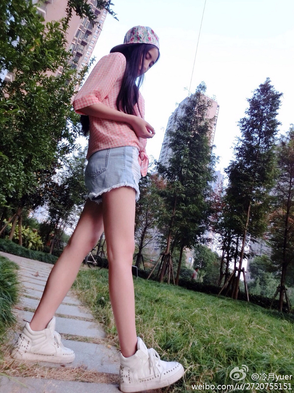 性感尤物乳神伍月yuer海量微博生活写真秀150P