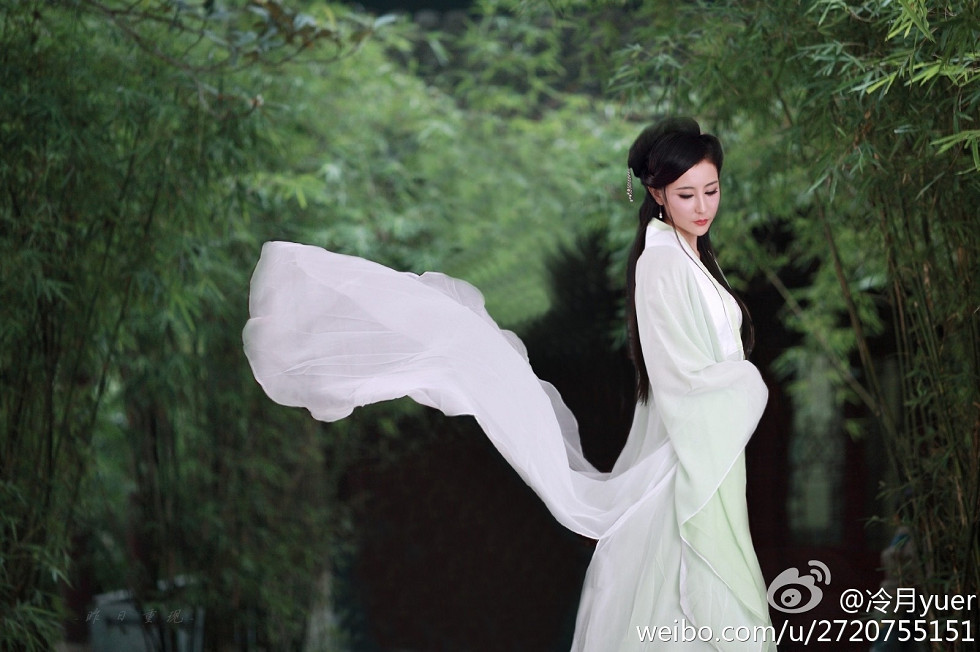 性感尤物乳神伍月yuer海量微博生活写真秀150P