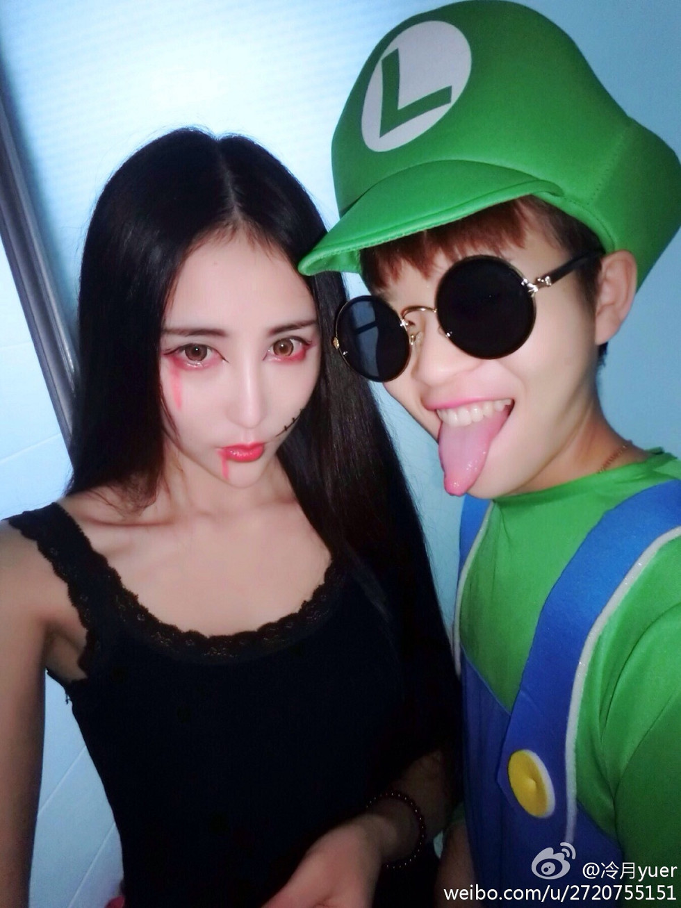 性感尤物乳神伍月yuer海量微博生活写真秀150P