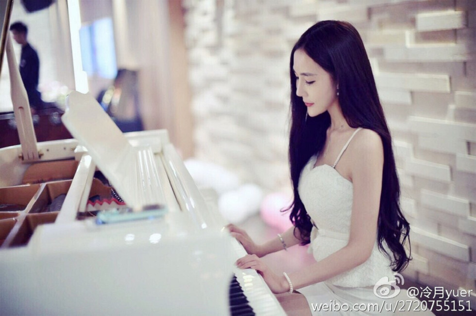 性感尤物乳神伍月yuer海量微博生活写真秀150P
