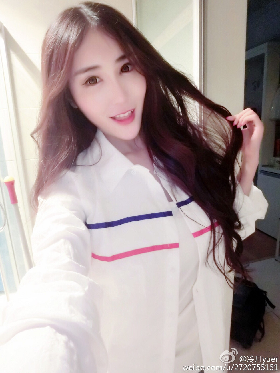 性感尤物乳神伍月yuer海量微博生活写真秀150P