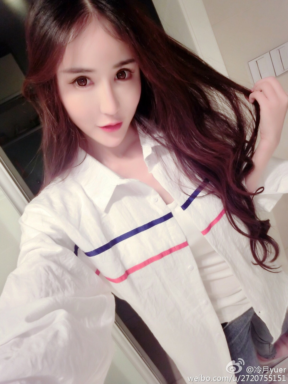 性感尤物乳神伍月yuer海量微博生活写真秀150P