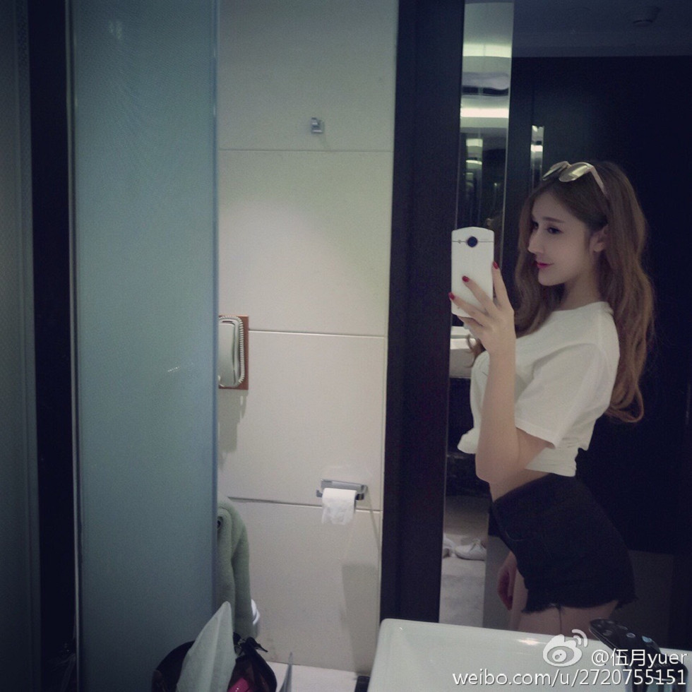 性感尤物乳神伍月yuer海量微博生活写真秀150P