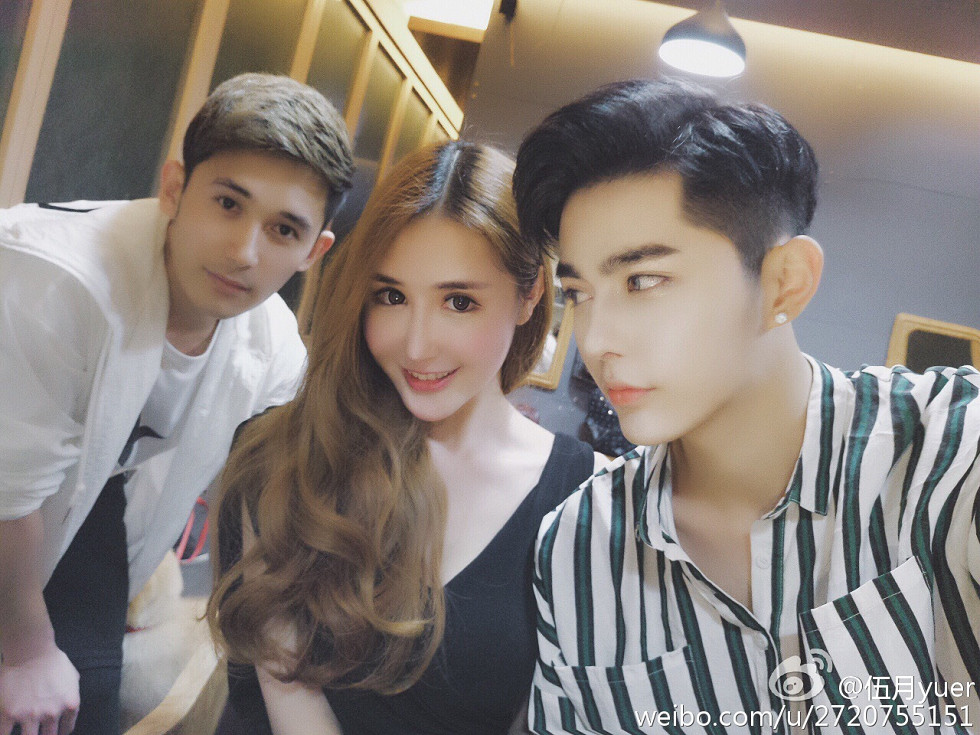 性感尤物乳神伍月yuer海量微博生活写真秀150P