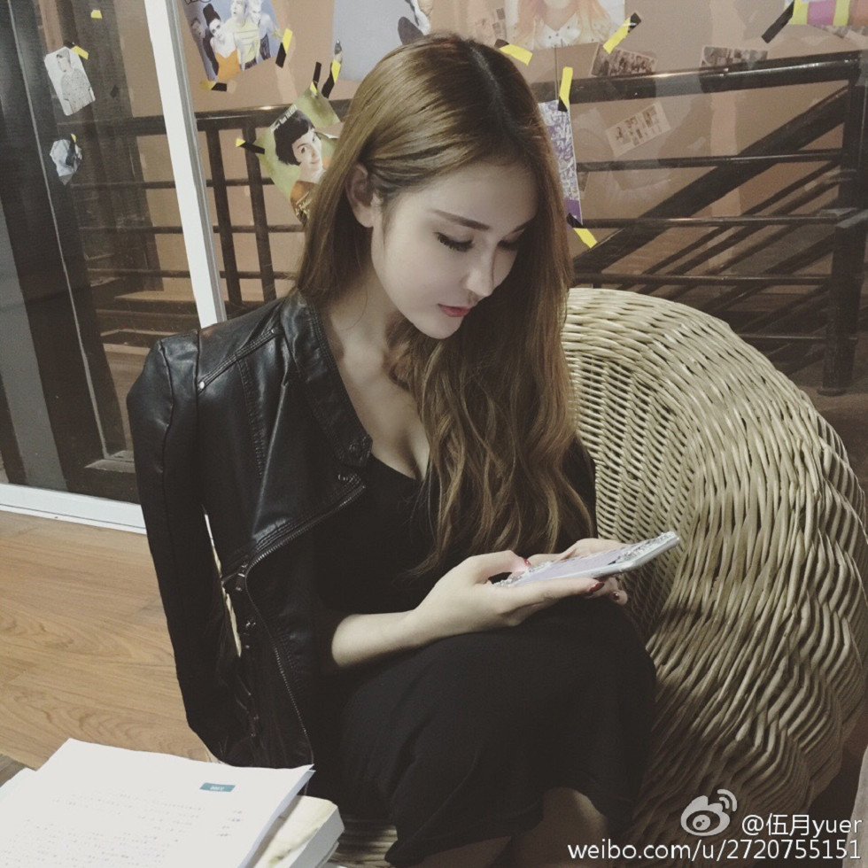 性感尤物乳神伍月yuer海量微博生活写真秀150P