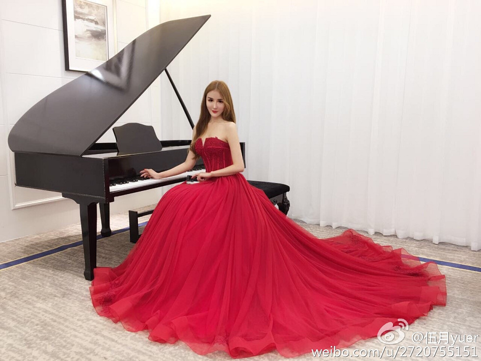 性感尤物乳神伍月yuer海量微博生活写真秀150P