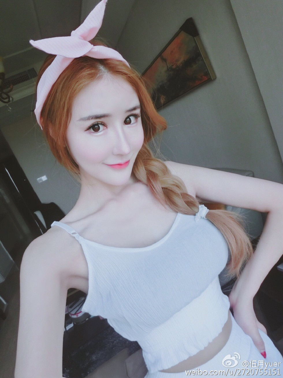 性感尤物乳神伍月yuer海量微博生活写真秀150P
