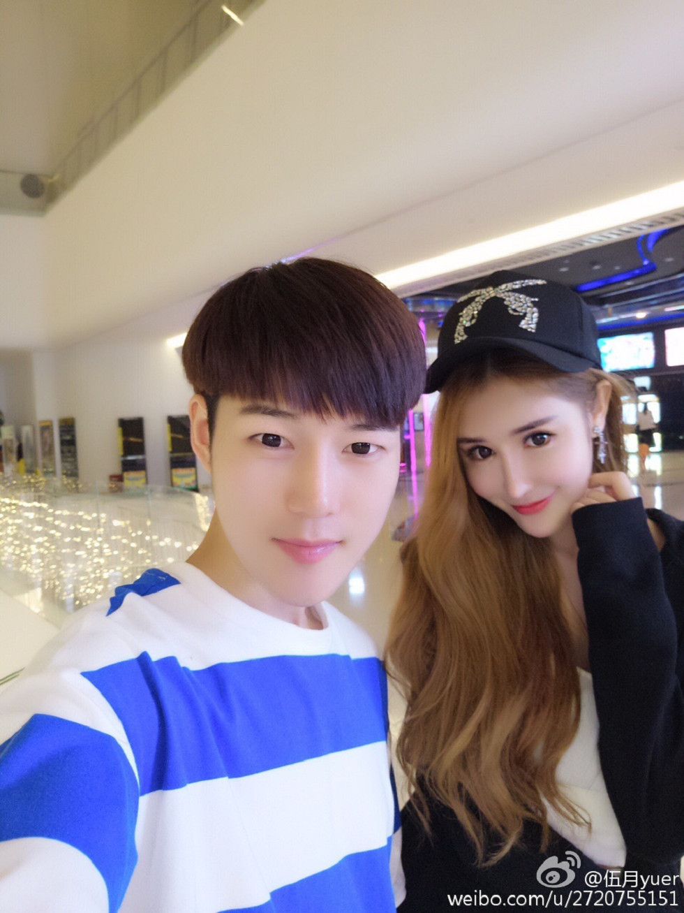 性感尤物乳神伍月yuer海量微博生活写真秀150P