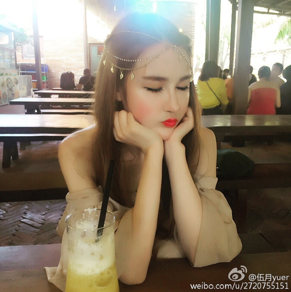 性感尤物乳神伍月yuer海量微博生活写真秀150P