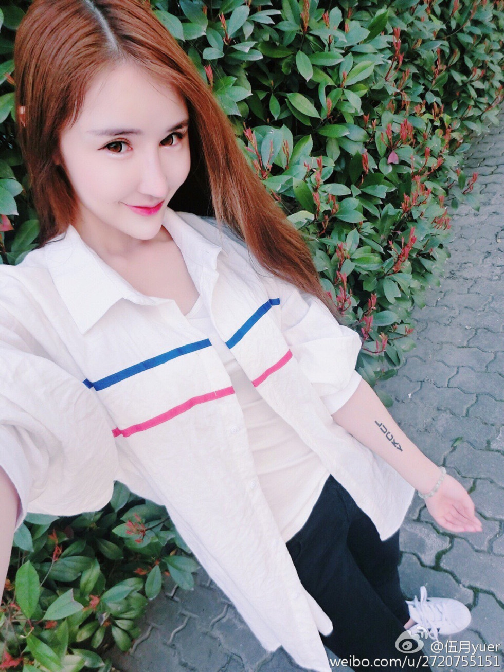 性感尤物乳神伍月yuer海量微博生活写真秀150P