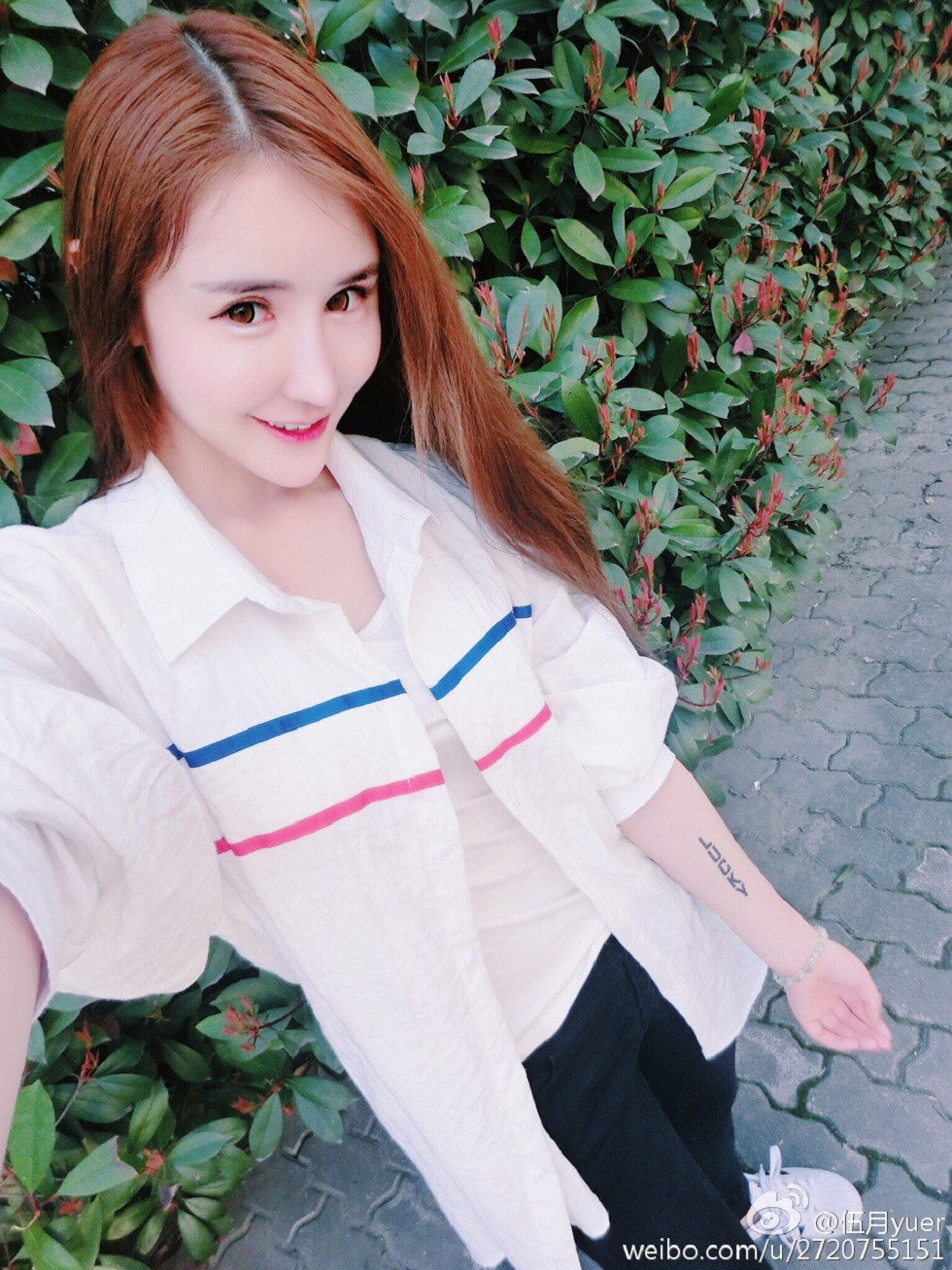 性感尤物乳神伍月yuer海量微博生活写真秀150P