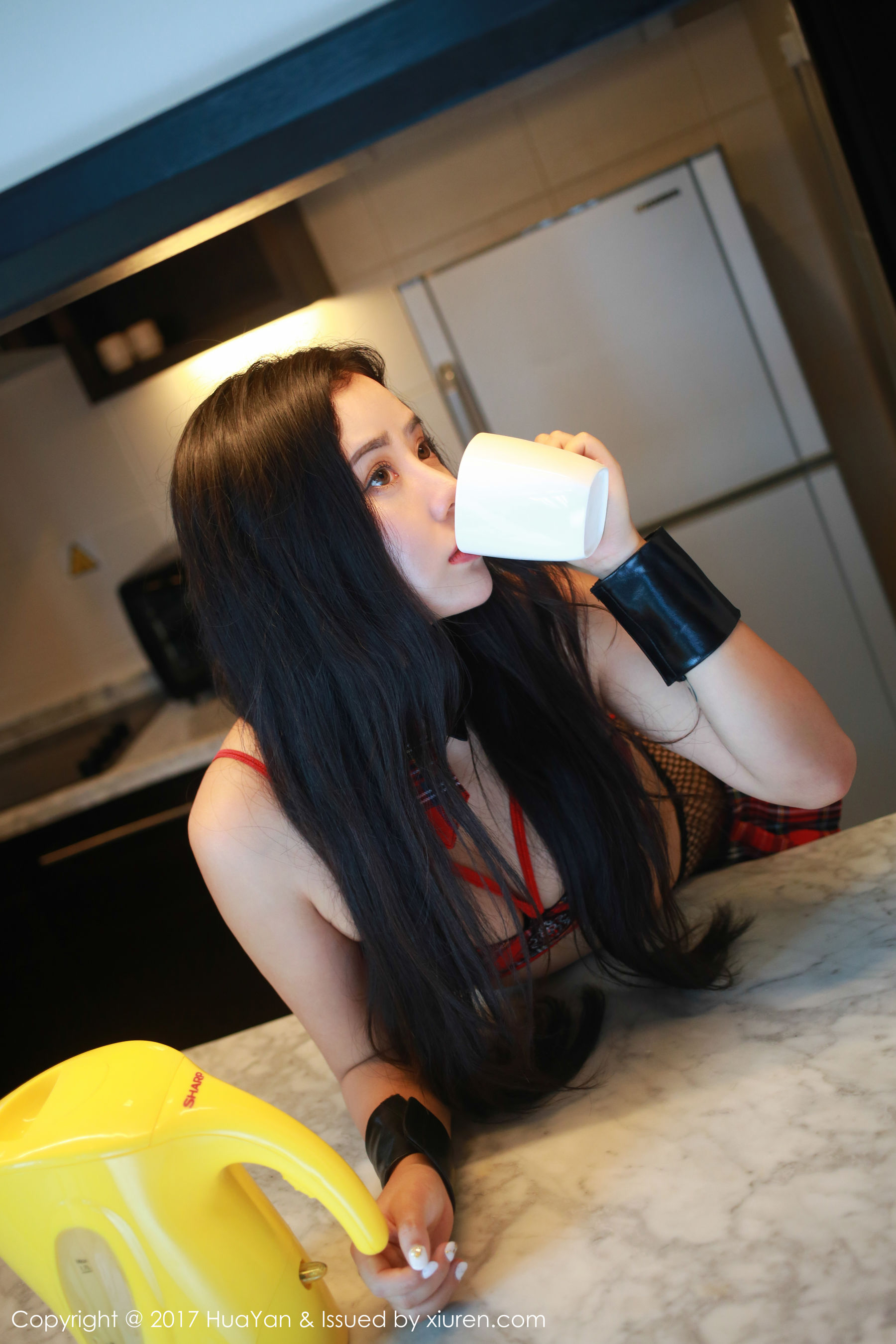 Manuela玛鲁娜《黑丝翘臀秀》 [花の颜HuaYan] VOL.032 写真集