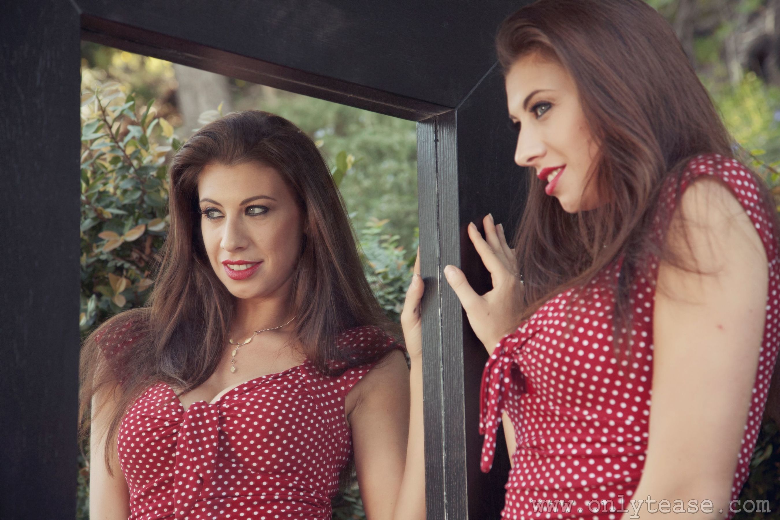 Maria E《镜子里的连衣裙女郎》 [OnlyTease] 写真集