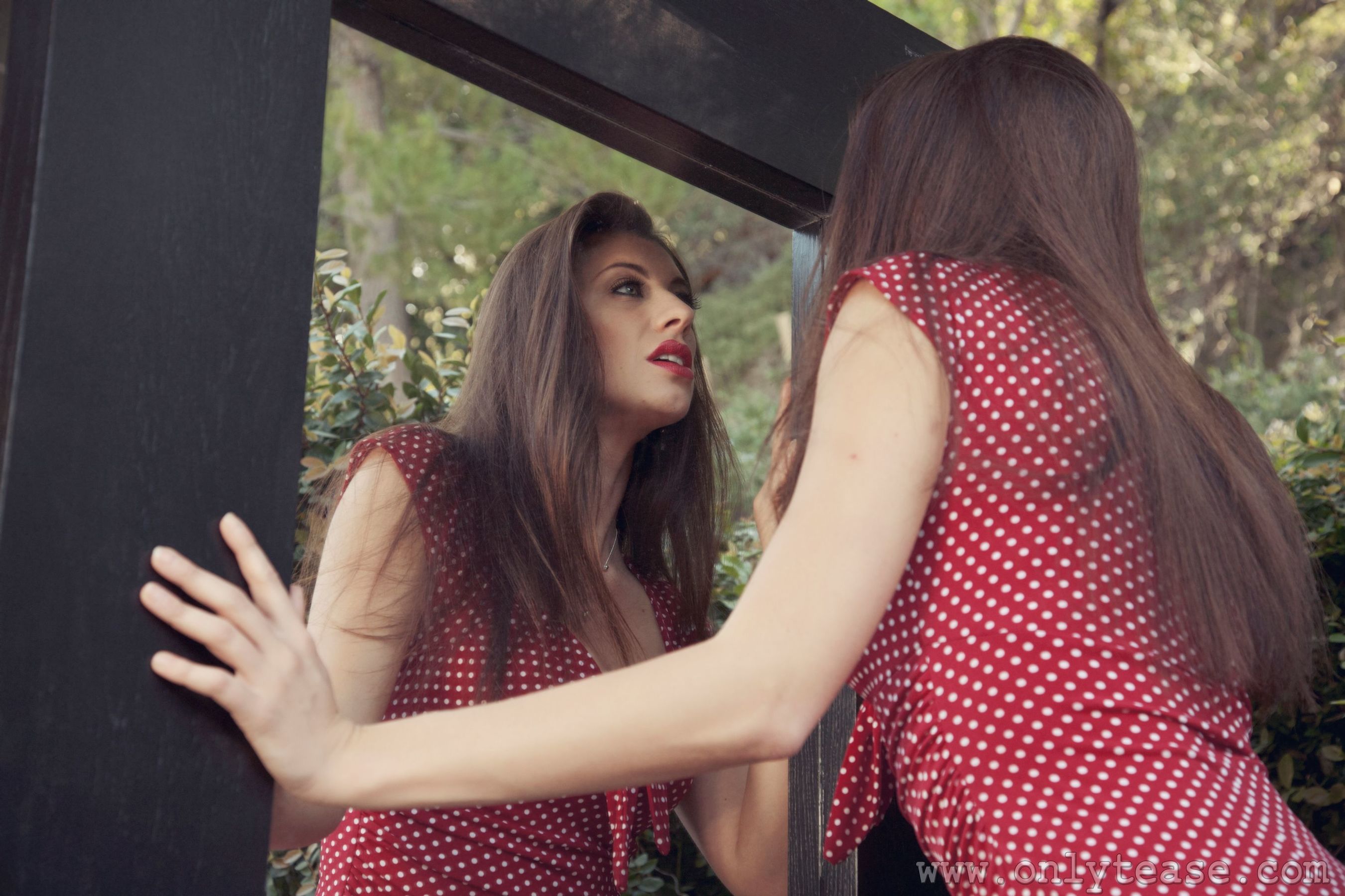 Maria E《镜子里的连衣裙女郎》 [OnlyTease] 写真集