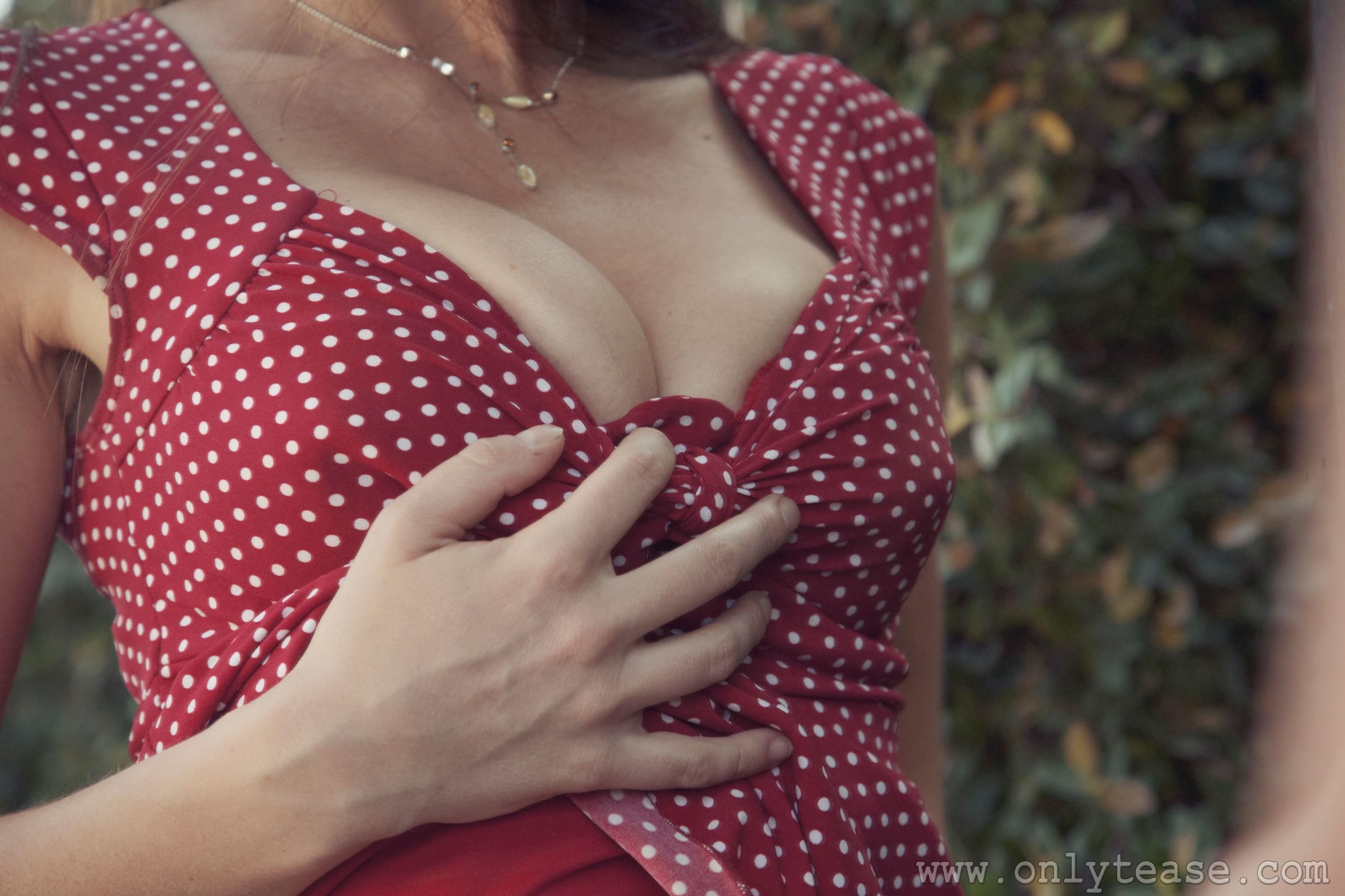 Maria E《镜子里的连衣裙女郎》 [OnlyTease] 写真集