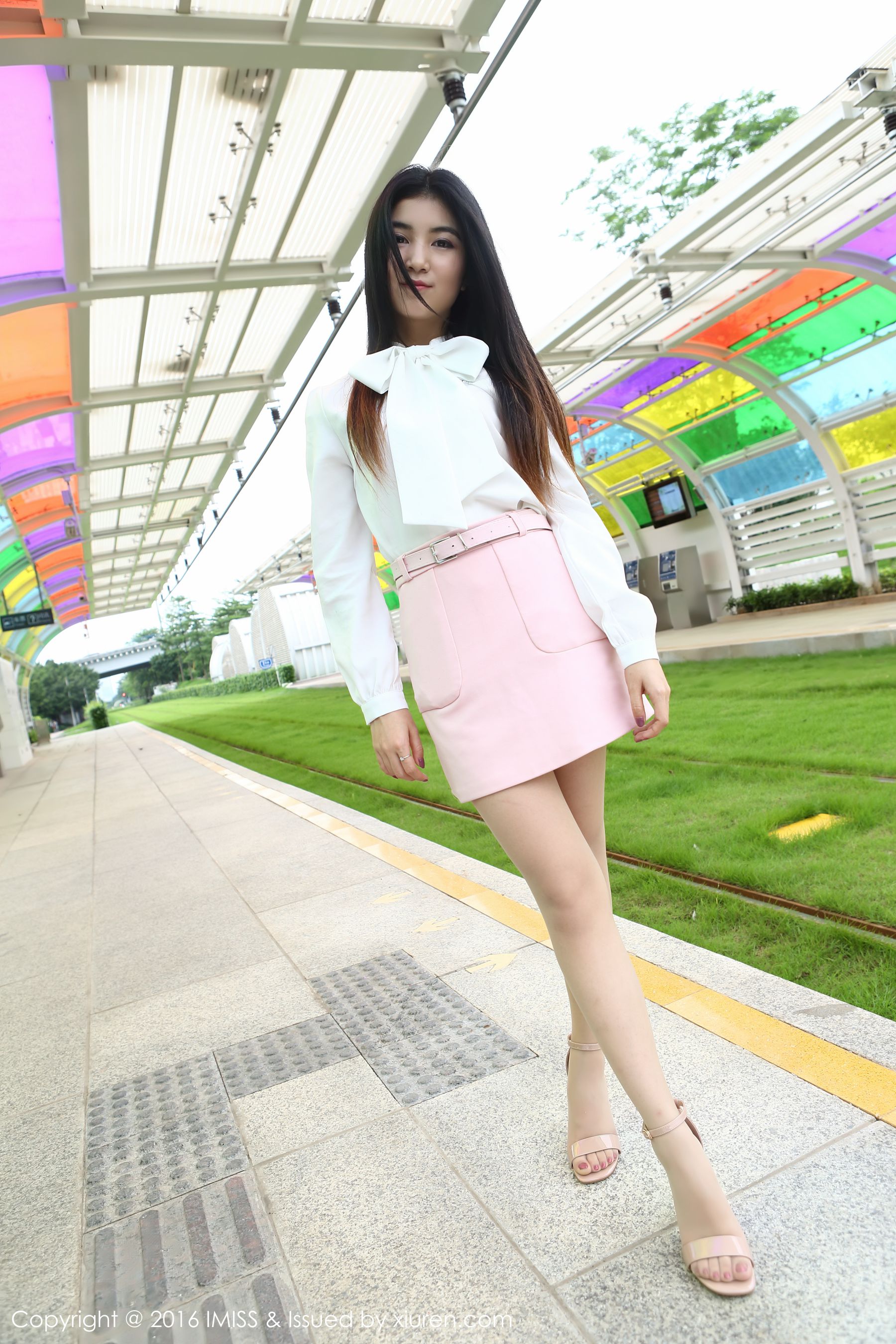 Winki丝姬《街拍丝袜美腿+车内丝袜诱惑》 [爱蜜社IMiss] Vol.094 写真集