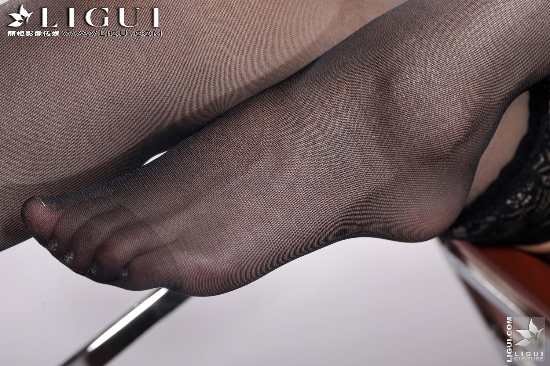 Model Vicky《豹纹黑丝的诱惑》 [丽柜LiGui] 美腿玉足写真图片