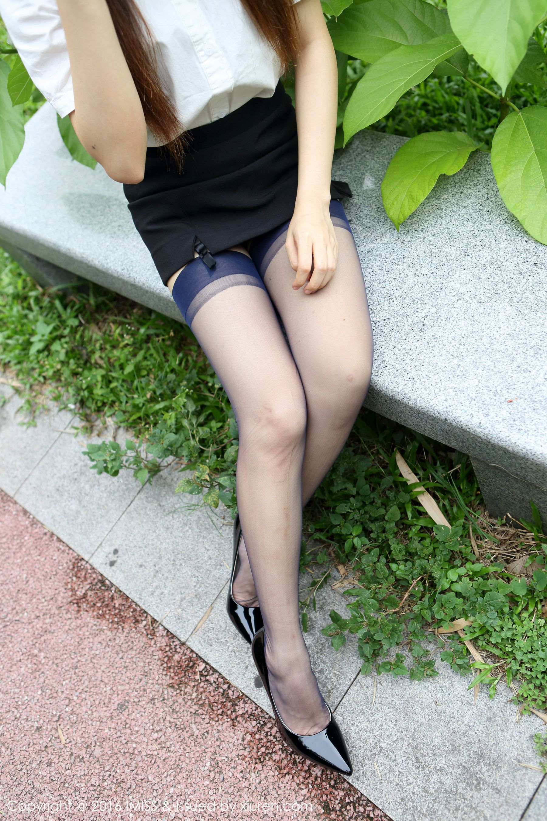 Winki丝姬《OL丝袜美腿街拍+旗袍丝袜系列》 [爱蜜社IMiss] Vol.098 写真集