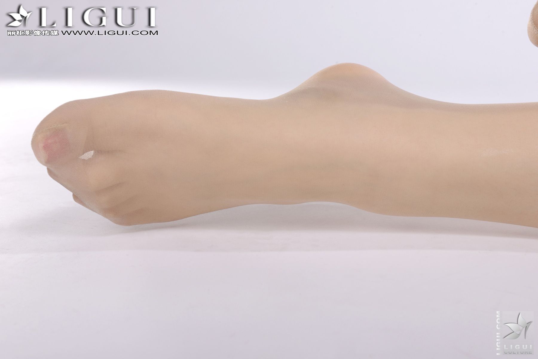 Model 文靜《女教師的丝襪诱惑》 [丽柜LiGui] 丝袜美足写真图片