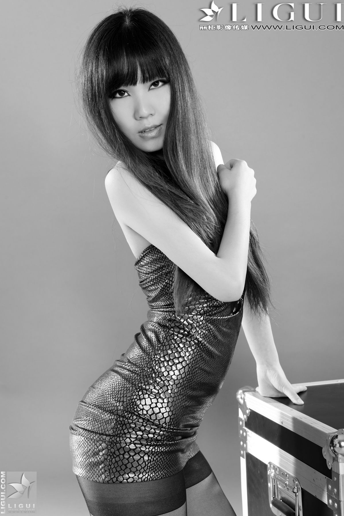 Model 侨侨《黑丝超短裙高跟女郎》 [丽柜LiGui] 美腿玉足写真图片