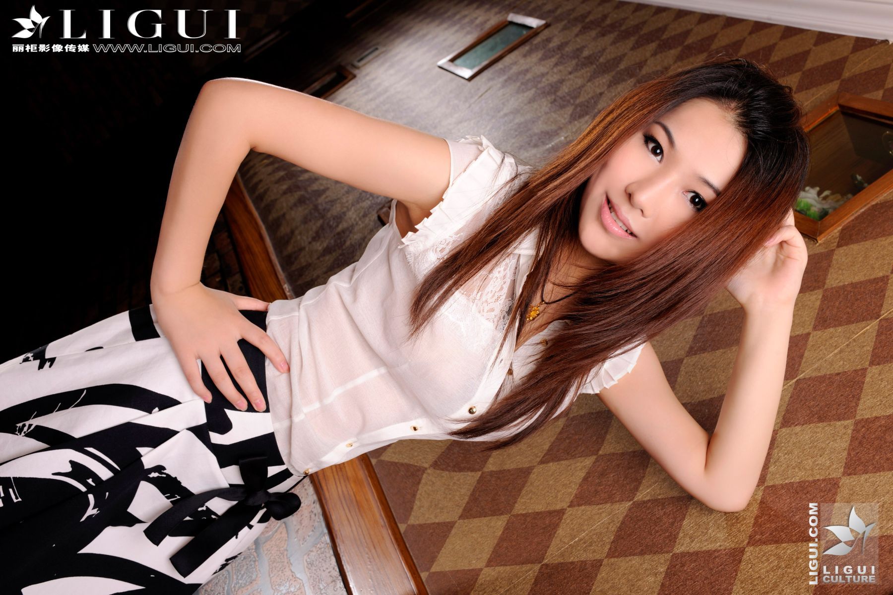 Model 文静《白色高跟的诱惑》 [丽柜LiGui] 美腿玉足写真图片