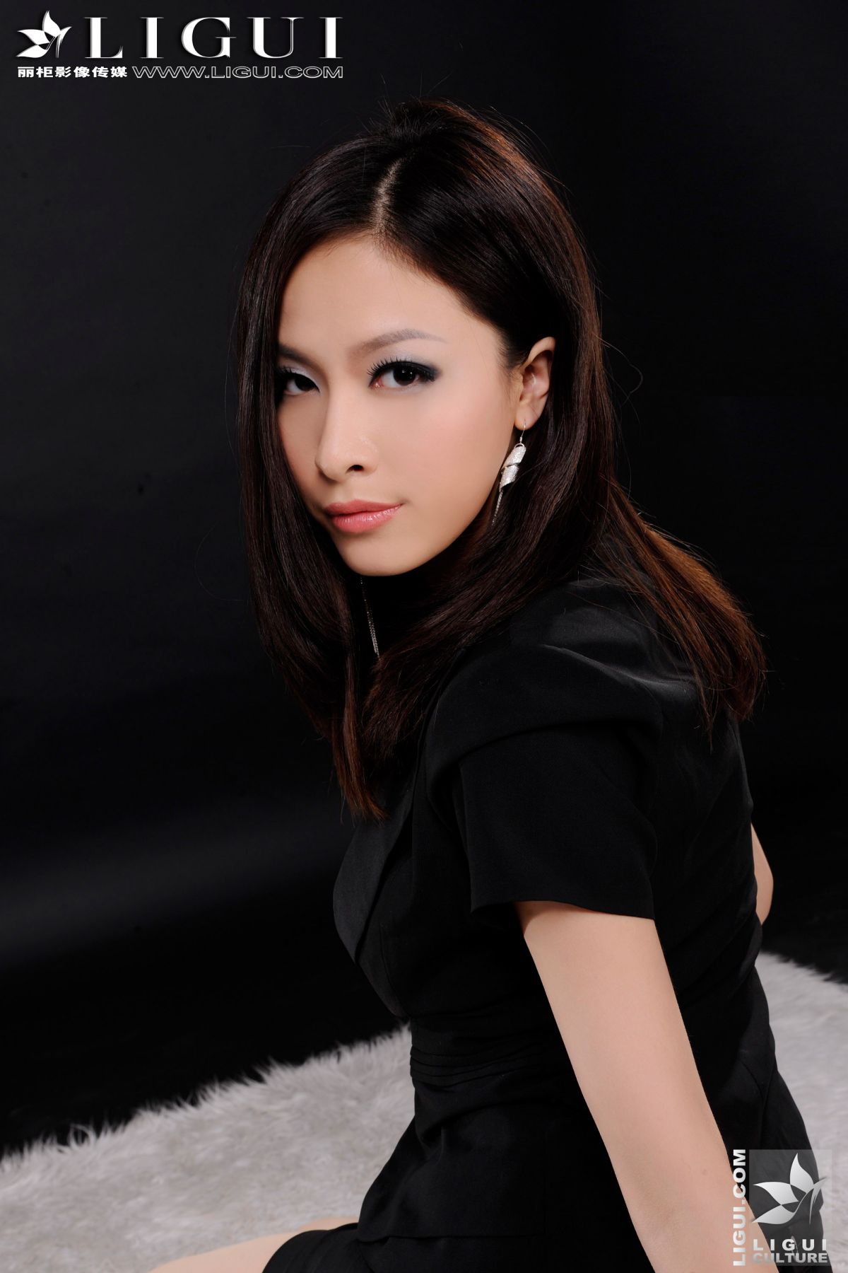 Model 雪儿《白领丽人的诱惑》 上下合集 [丽柜LiGui] 美腿玉足写真图片