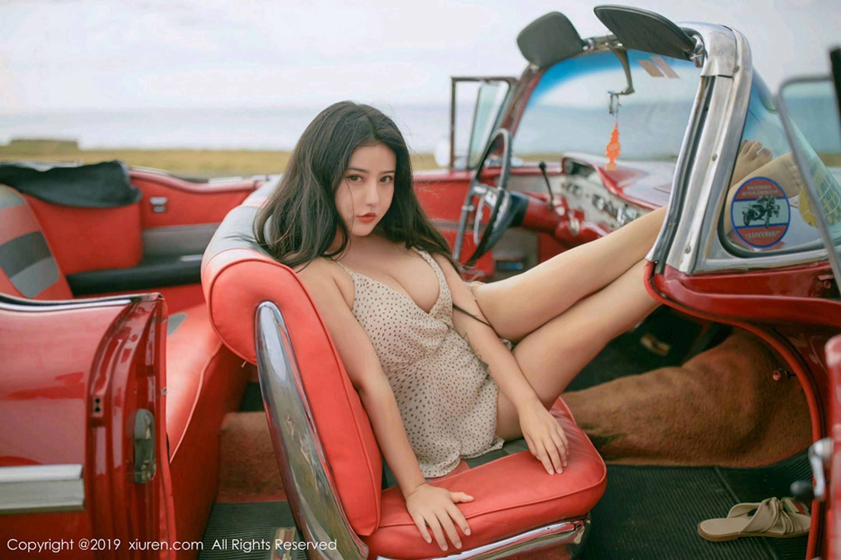 Manuela玛鲁娜《复古车外拍下的无可比拟美臀》 [秀人XIUREN] No.1463 写真集